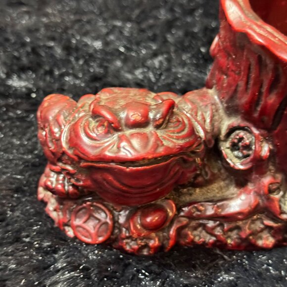 Red Resin Feng Shui Wealth Frog Pen Holder With Tree Stump Design - Picture 3 of 8